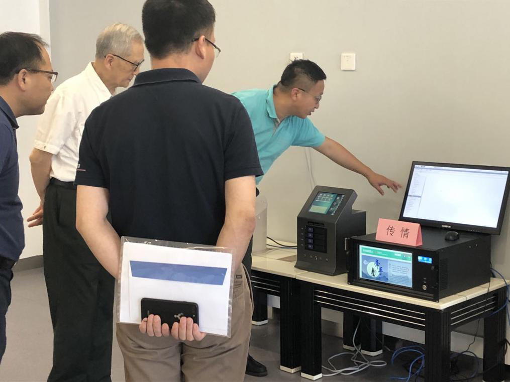 专家组参观并演示产(chǎn)品.png